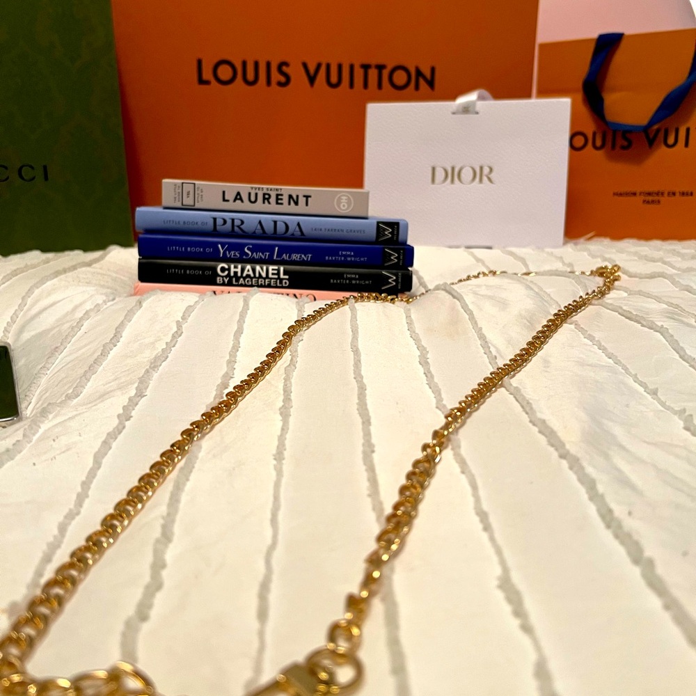 Beautiful unbranded heavy gold chain for conversion to crossbody bag.